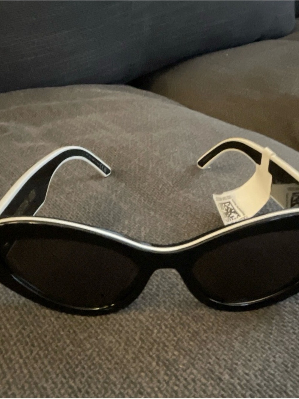 Dior Black Cat-Eye Sunglasses with Gold Trim - Picture 4 of 8